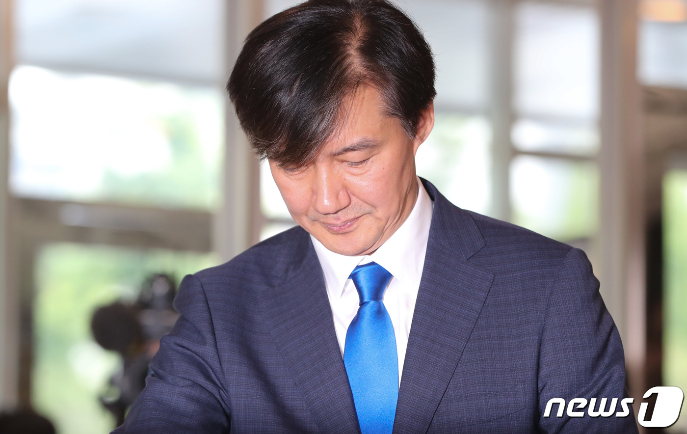 (서울=뉴스1) 허경 기자 = 조국 법무부 장관 후보자가 9일 서울 종로구 적선현대빌딩에서 소감을 밝히고 있다.문재인 정부 두 번째 법무부 장관으로 지명된 조국 서울대 법학 전문대 …