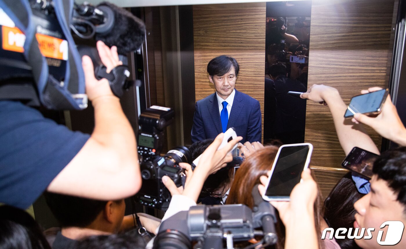 본문 이미지 - 법무부 장관으로 후보로 지명된 조국 전 청와대 민정수석이 9일 오후 서울 종로구 인사청문회 준비단이 마련된 사무실 로비에서 소감을 밝힌 뒤 승강기를 타고 있다. ⓒ News1 허경 기자