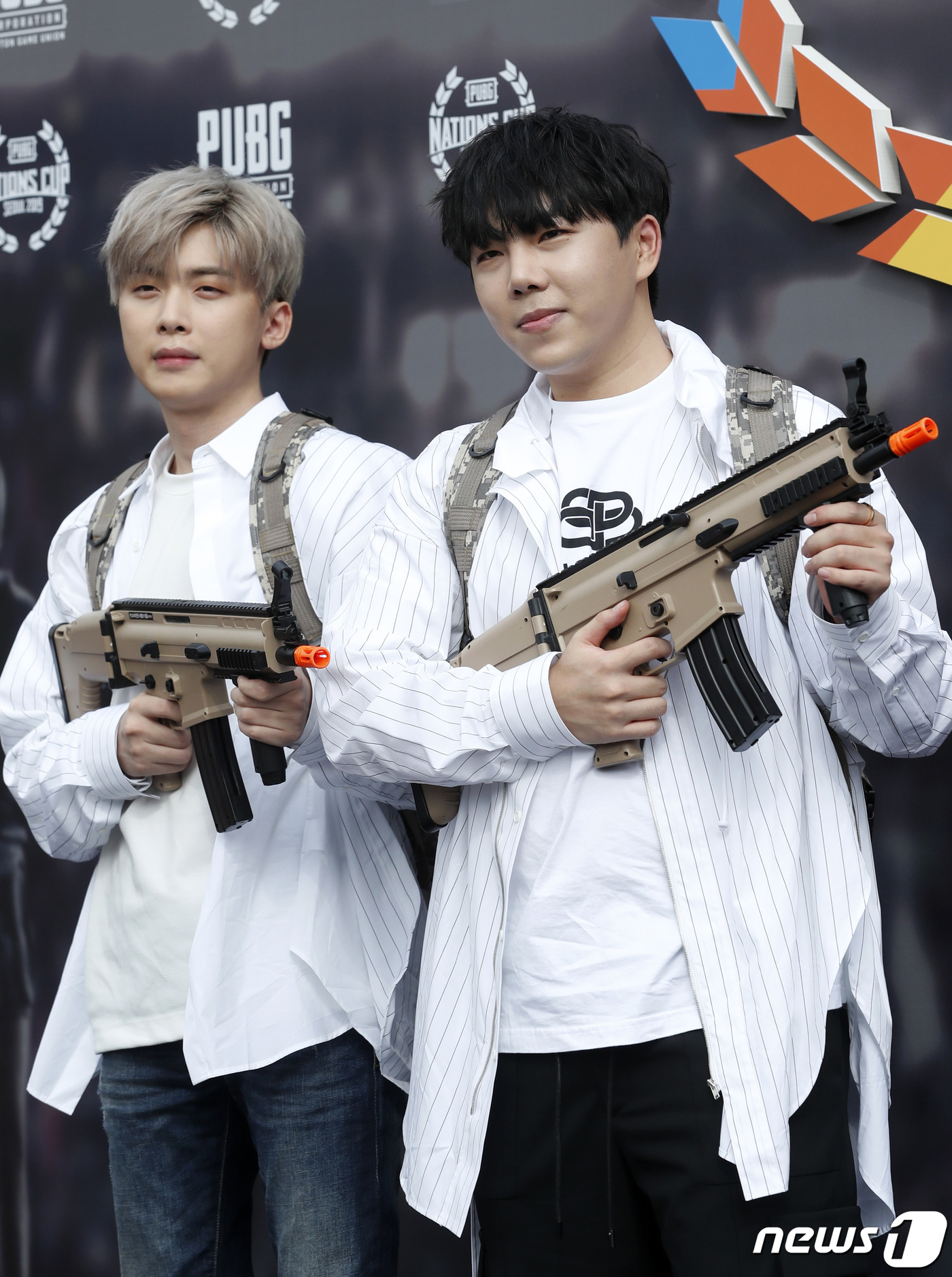 (서울=뉴스1) 권현진 기자 = BJ 석주형(뜨뜨뜨뜨), 이태준(태준이)이 9일 오후 서울 장충체육관에서 열린 ‘2019 펍지 네이션스 컵' 기념 포토 행사에 참석해 무기 아이템을 …