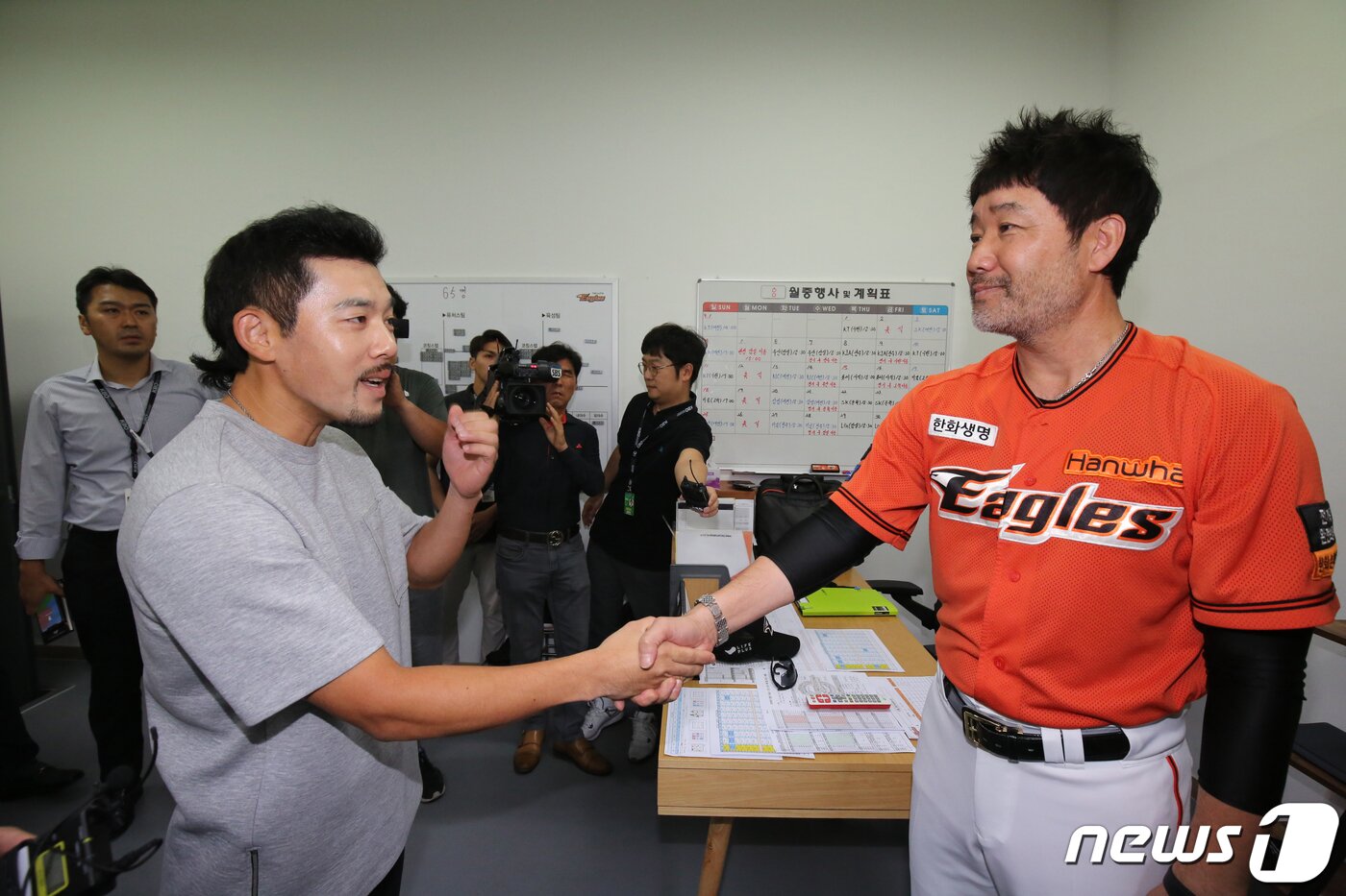 본문 이미지 - 2019시즌 개막을 앞두고 트레이드 요구 파동으로 징계를 받았다가 해제된 한화 이용규가 1일 오전 대전 한화생명이글스파크를 찾아 한용덕 감독을 만나 사과 인사를 하고 있다. 한화이글스는 지난 3월 22일 무기한 참가활동 정지 처분을 받은 이용규의 징계를 1일부로 해제 한다고 밝혔다. 2019.9.1/뉴스1 ⓒ News1 주기철 기자