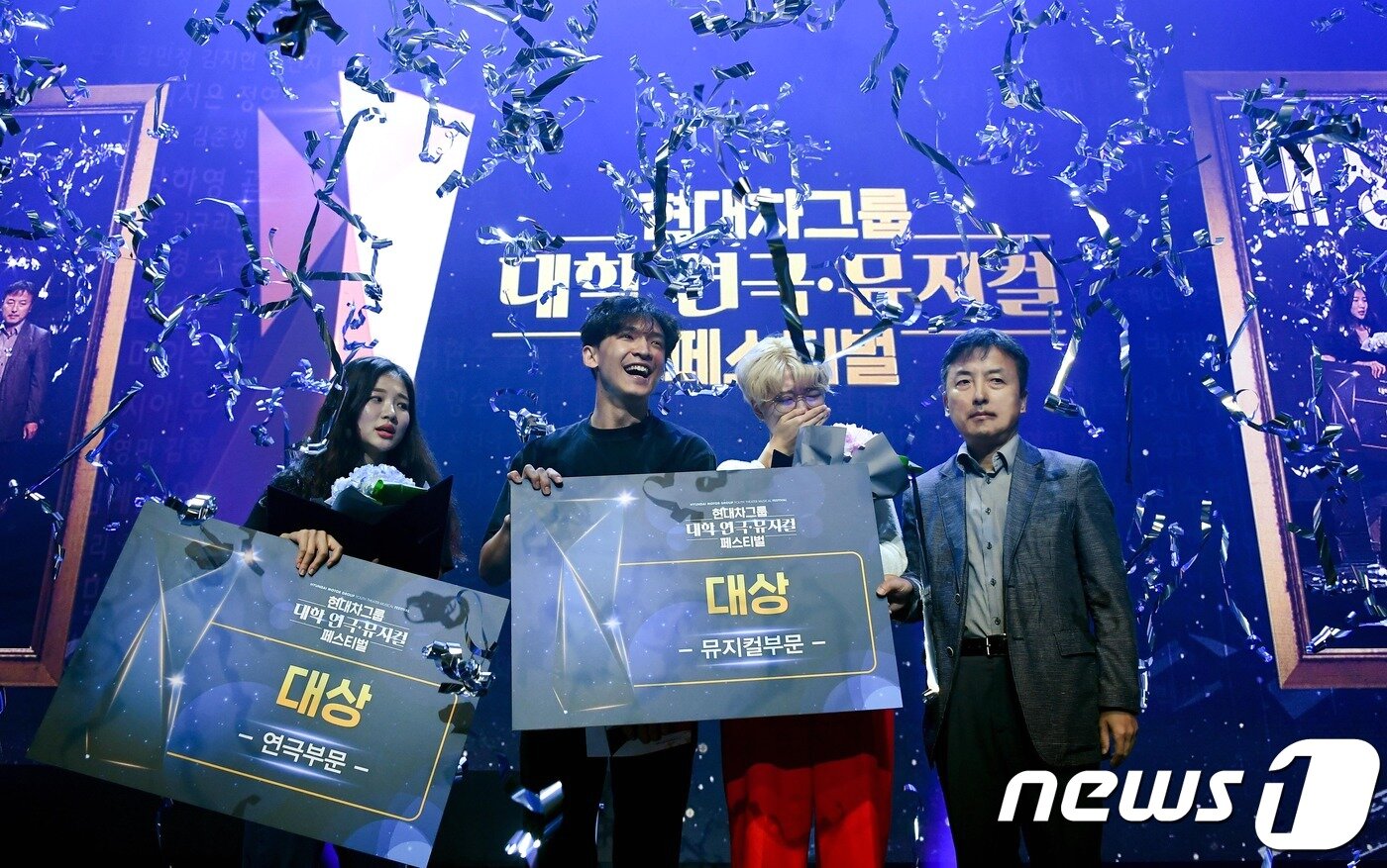 본문 이미지 - 연극 단체상 부문, 뮤지컬 단체상 부문 대상(문화체육관광부 장관상)으로 선정된 (왼쪽부터) △연극 부문 대상 수상팀인 극동대학교 수상자 대표 △뮤지컬 부문 대상 수상팀인 한양대학교 수상자 대표 2명과 △시상자인 김정배 문화체육관광부 문화예술정책실장이 기념사진을 촬영하고 있는 모습.(현대차그룹 제공)2019.09.01/ 뉴스1 ⓒ 뉴스1