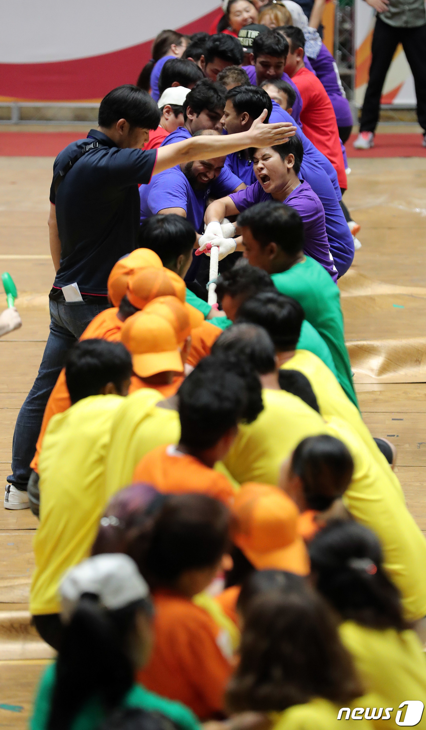 (서울=뉴스1) 이재명 기자 = 1일 오후 서울 송파구 잠실실내체육관에서 열린 제9회 서울시 외국인 노동자 체육대회에서 참가자들이 줄다리기를 하고 있다. 2019.9.1/뉴스1
