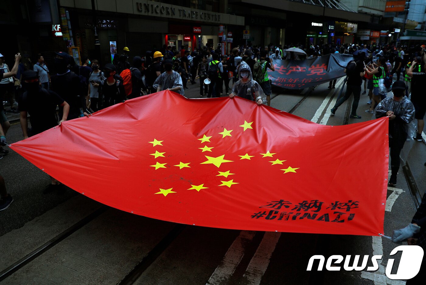 본문 이미지 - 지난달 31일 홍콩 시위대가 '차이나치'기를 들고 시위에 참여하고 있다. ⓒ 로이터=뉴스1