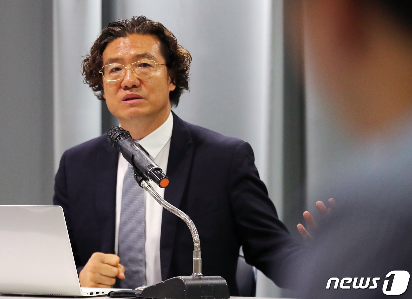 본문 이미지 - 김판곤 대한축구협회 전력강화위원장이 10일 오전 서울 종로구 축구회관에서 최인철 여자축구 국가대표팀 감독 자진사퇴 및 향후 감독 선임 절차 관련 브리핑을 하고 있다. '2019.9.10/뉴스1 ⓒ News1 DB