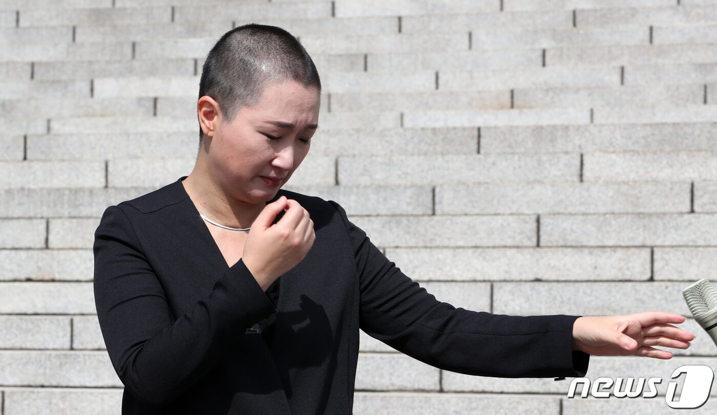 본문 이미지 - 이언주(무소속) 의원이 10일 서울 여의도 국회 본청 계단에서 삭발식을 하고 있다. 이언주 의원은 '조국 임명 규탄" 삭발식에 앞서 기자회견을 통해 ＂조국을 통해 86운동권 세력들의 민낯이 드러났다"며 ＂그들은 수구세력이자 국가파괴세력＂ 이라고 말했다. 2019.9.10/뉴스1 ⓒ News1 이종덕 기자