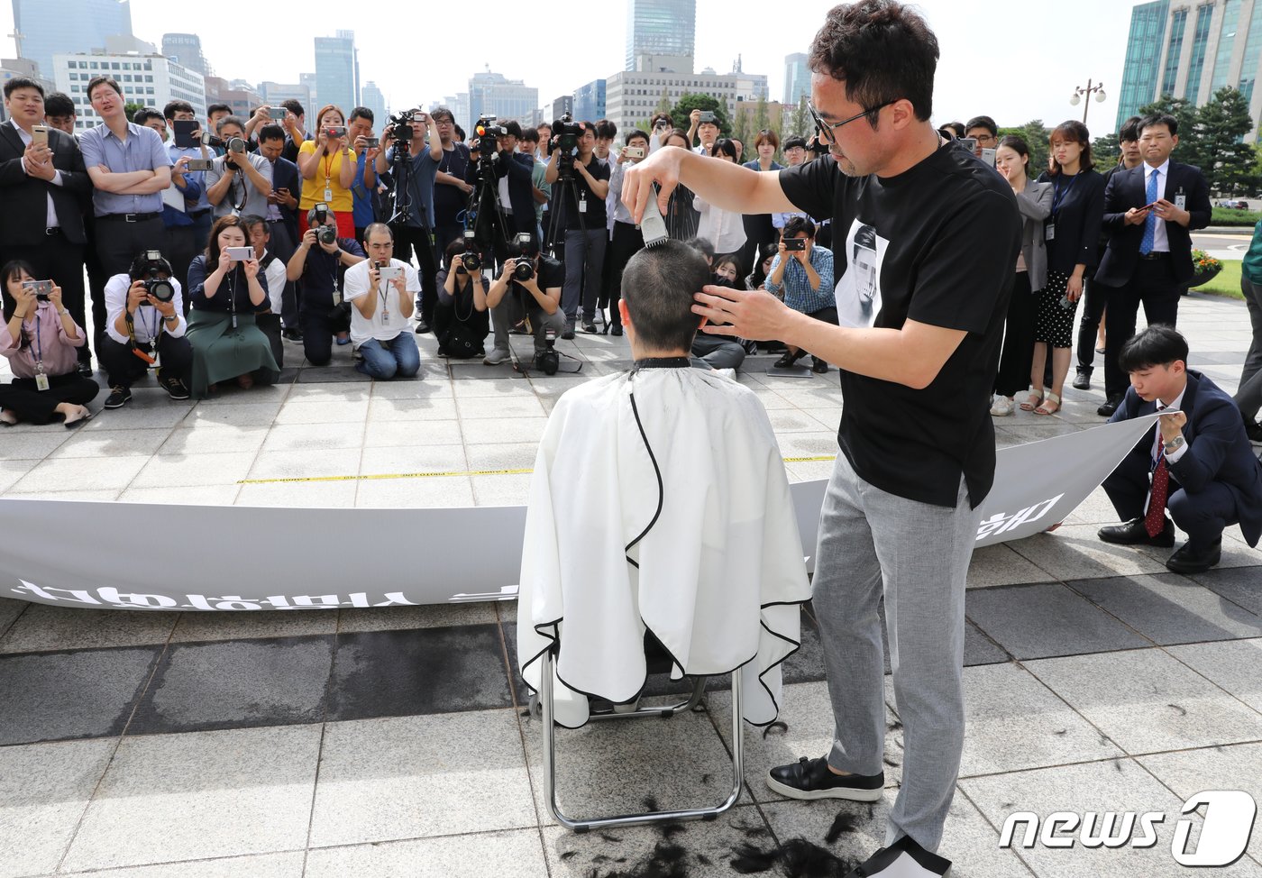 이언주&#40;무소속&#41; 의원이 10일 서울 여의도 국회 본청 계단에서 삭발식을 하고 있다. /뉴스1 ⓒ News1 이종덕 기자