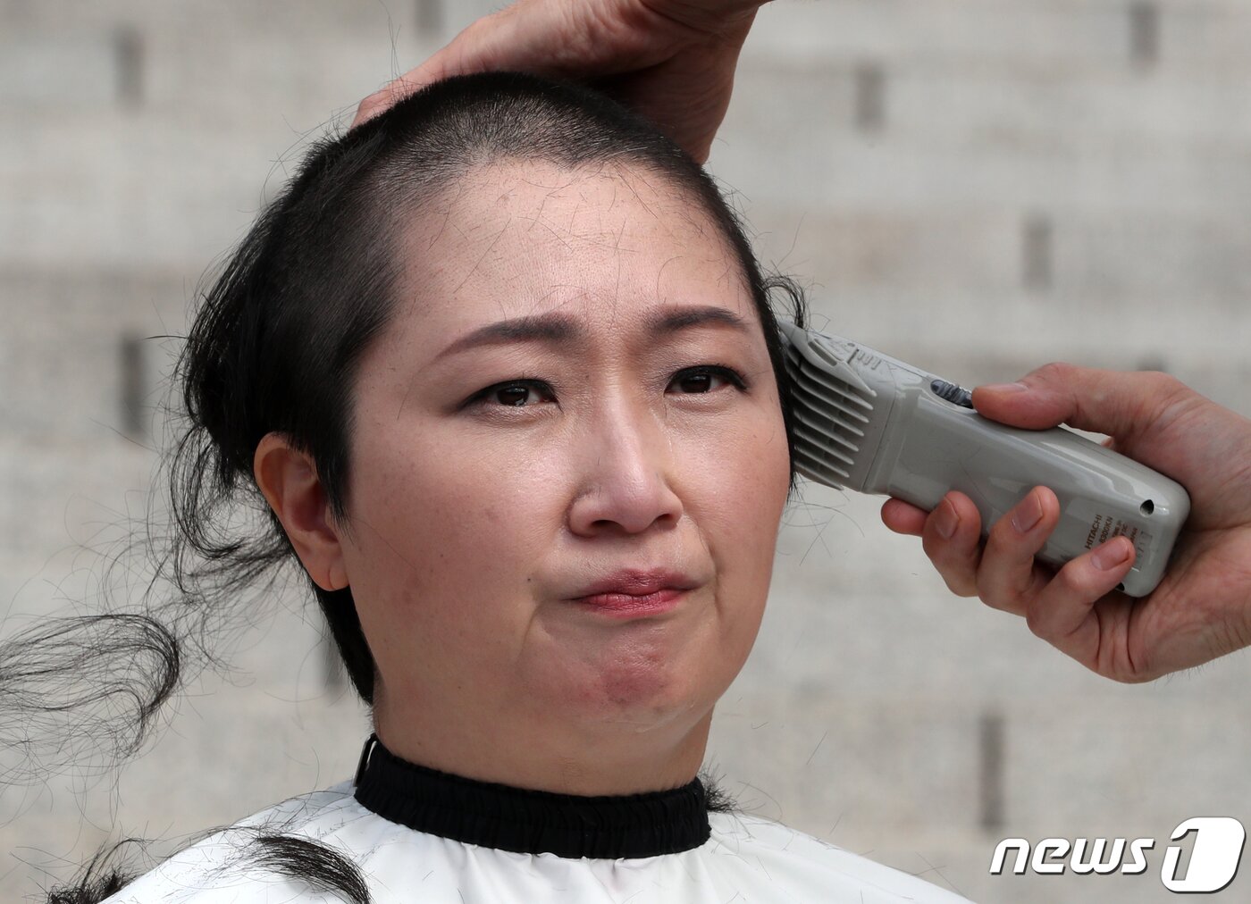 본문 이미지 - 이언주&#40;무소속&#41; 의원이 10일 서울 여의도 국회 본청 계단에서 삭발식을 하고 있다. 이언주 의원은 &#39;조국 임명 규탄&#34; 삭발식에 앞서 기자회견을 통해 ＂조국을 통해 86운동권 세력들의 민낯이 드러났다＂며, ＂그들은 수구세력이자 국가파괴세력＂ 이라고 말했다. 2019.9.10/뉴스1 ⓒ News1 이종덕 기자