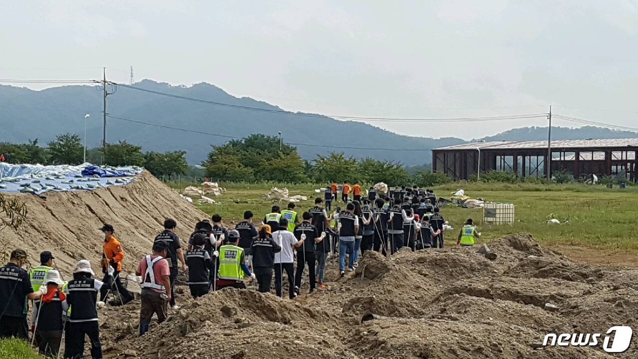 본문 이미지 - 충주시는 관계당국과 함께 10일 오전 10시부터 500여명의 수색인력을 대거 투입해 지난달 30일 발생한 충주 중원산업단지 공장 폭발‧화재 당시 실종된 근로자 찾기에 총력을 기울이고 있다.ⓒ 뉴스1