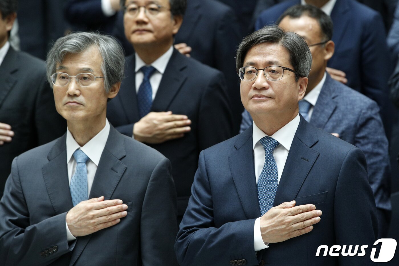 본문 이미지 - 김명수 대법원장(오른쪽)과 조희대 대법관이 10일 서울 서초구 대법원에서 열린 대한민국 법원의 날 기념식에서 국민의례를 하고 있다. 법원의 날은 9월 13일로 대한민국 사법부의 실질적인 설립을 기념하고 사법부 독립의 의미를 기리기 위한 법정기념일이다. 2019.9.10/뉴스1 ⓒ News1 안은나 기자