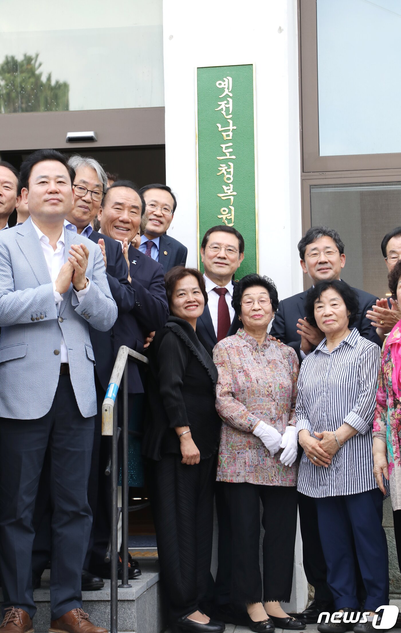 본문 이미지 - 이용섭 광주시장, 박양우 문화체육관광부 장관이 오월어머니와 옛 전남도청 복원 현판식을 갖고 기념사진을 찍고 있다. 2019.9.10 /뉴스1 ⓒ News1 허단비 기자