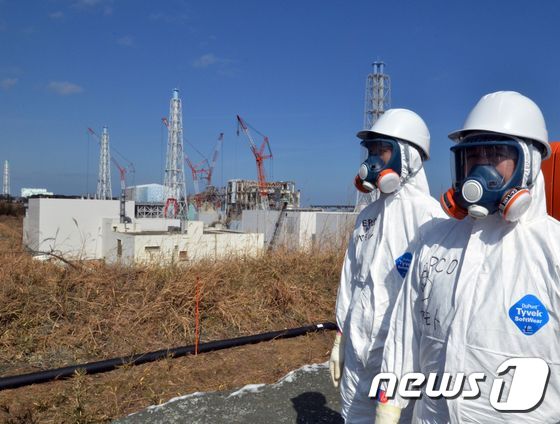 지난 2011년 3월 동일본대지진 당사 폭발사고가 난 후쿠시마 제1원자력발전소 부지 내에서 방호복을 입고 작업 중인 도쿄전력 직원들. © AFP=뉴스1