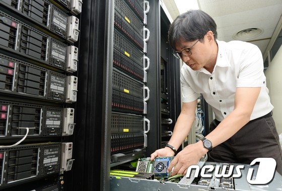 ETRI 최용석 책임연구원이 서버에 메모리박스를 장착하고 있다. /© 뉴스1
