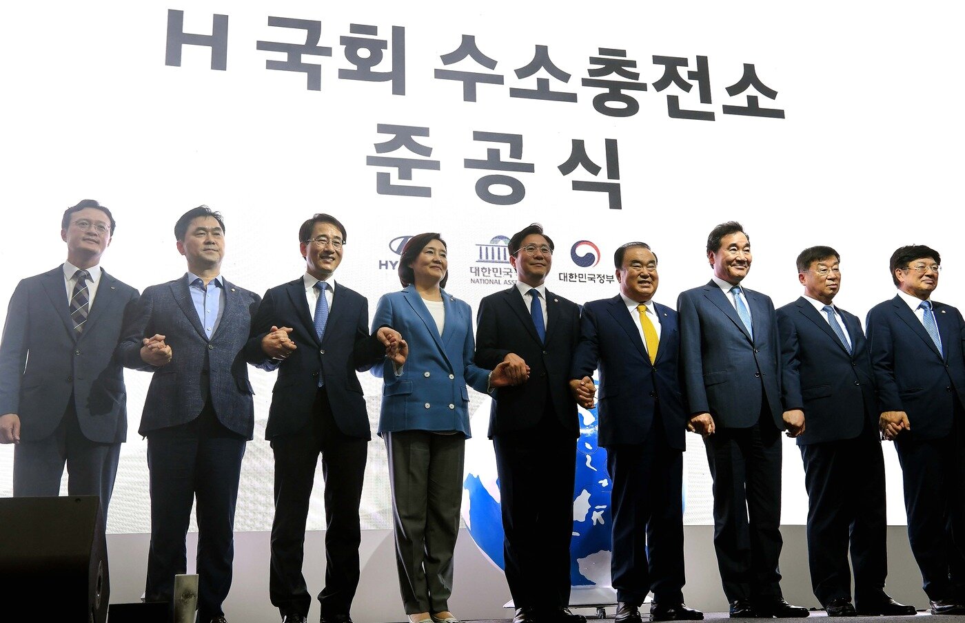 본문 이미지 - 왼쪽부터 채현일 영등포구청장, 김종민 국회의원, 이원욱 국회의원, 박영선중소벤처기업부 장관, 성윤모 산업통상자원부 장관, 문희상 국회의장, 이낙연 국무총리, 윤여철 현대차 부회장, 이종구 국회 산업통상자원중소벤처기업위원회 위원장 등 참석자들이 10일 서울 여의도 국회에서 열린 H 국회 수소충전소 준공식에서 기념촬영을 하고 있는 모습(현대자동차 제공)ⓒ 뉴스1