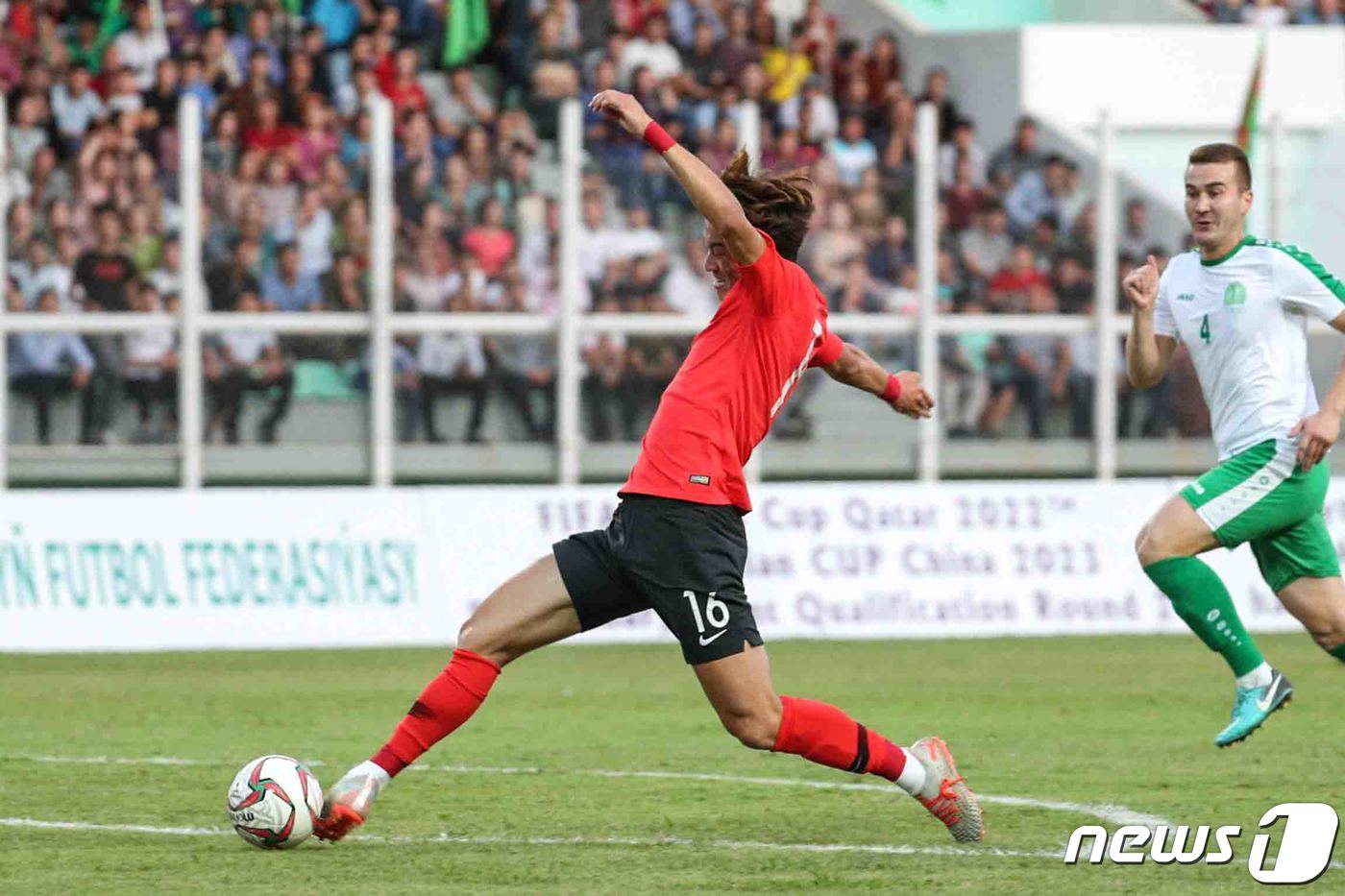 (아시바가트(투르크메니스탄)=뉴스1) 성동훈 기자 = 10일 오후(현지시간) 투르크메니스탄 아시가바트 코페트다그 스타디움에서 열린 '2022 국제축구연맹(FIFA) 카타르 월드컵 …