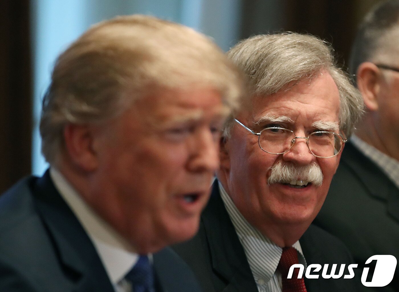 본문 이미지 - 존 볼턴 전 백악관 국가안보보좌관과 도널드 트럼프 미국 대통령. ⓒ AFP=뉴스1