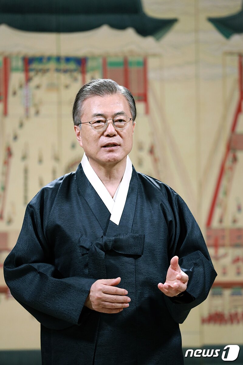 본문 이미지 - 문재인 대통령이 지난 10일 청와대 본관에서 국민들에게 추석인사를 전하고 있다. 문 대통령은 이날 &#34;따뜻한 명절이 되길 바라며 국민 모두에게 공평한 나라를 소망한다＂고 인사했다. &#40;청와대 제공&#41; 2019.9.11/뉴스1