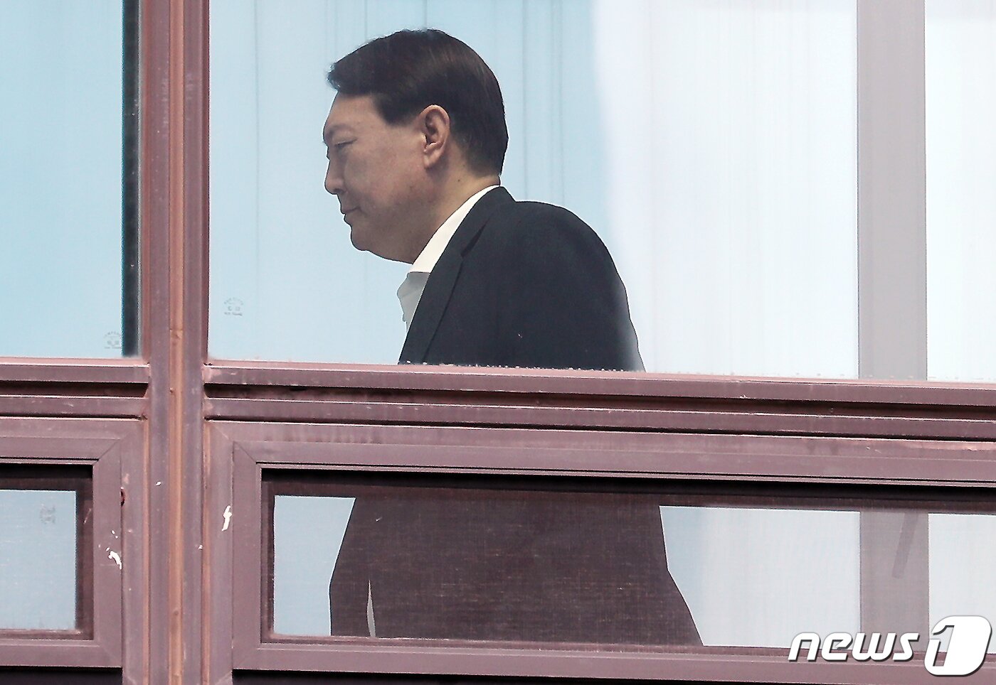 본문 이미지 - 윤석열 검찰총장이 11일 오후 서울 서초구 대검찰청에서 구내식당을 향해 이동하고 있다.  News1 민경석 기자