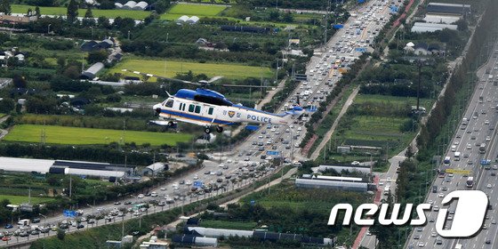 추석 고속도로 교통상황 점검하는 경찰 헬기