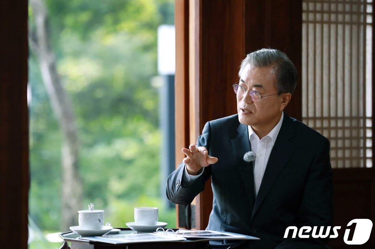 본문 이미지 - 문재인 대통령이 지난 8월29일 청와대 상춘재에서 진행된 KBS '추석특별기획 2019 만남의 강은 흐른다'에 출연, 이산가족의 기억에 대해 인터뷰를 하고 있다.(청와대 제공) 2019.9.13/뉴스1