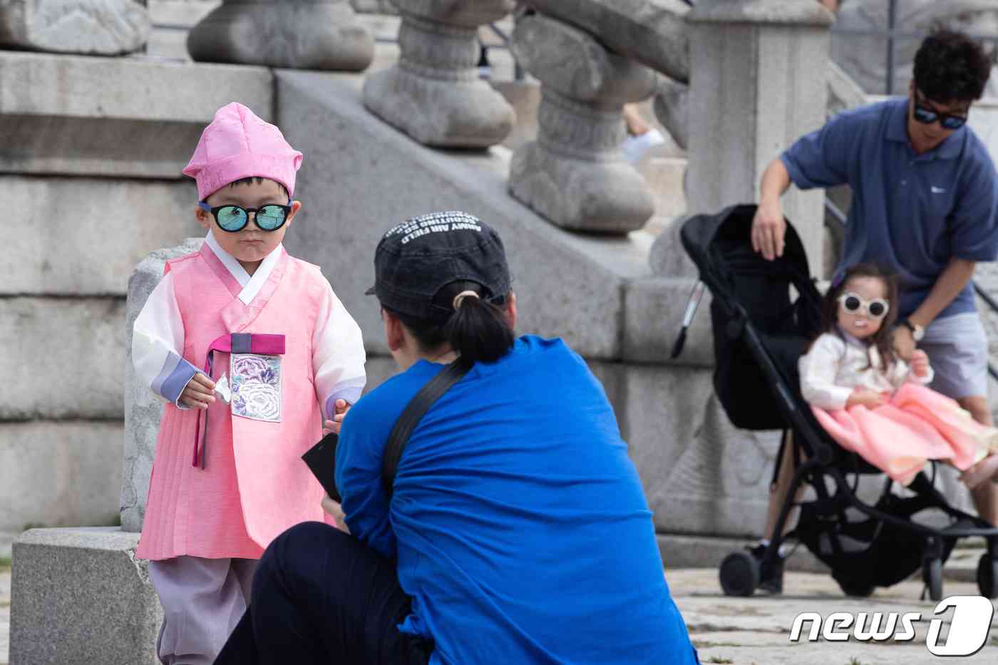 서울 경복궁에서 한복을 입은 어린이가 기념촬영을 하고 있는 모습 © News1  