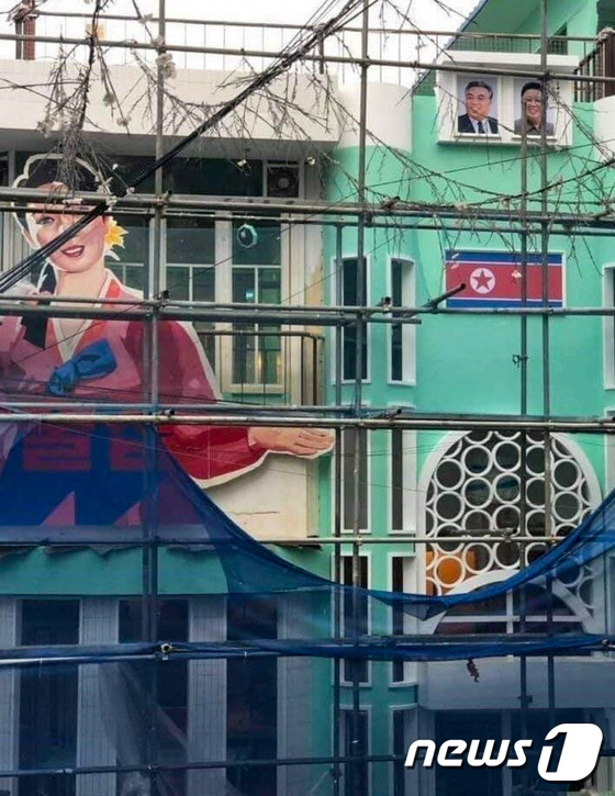 홍대 앞 김일성·김정일 부자 사진 걸린 북한 콘셉트 주점 공사현장