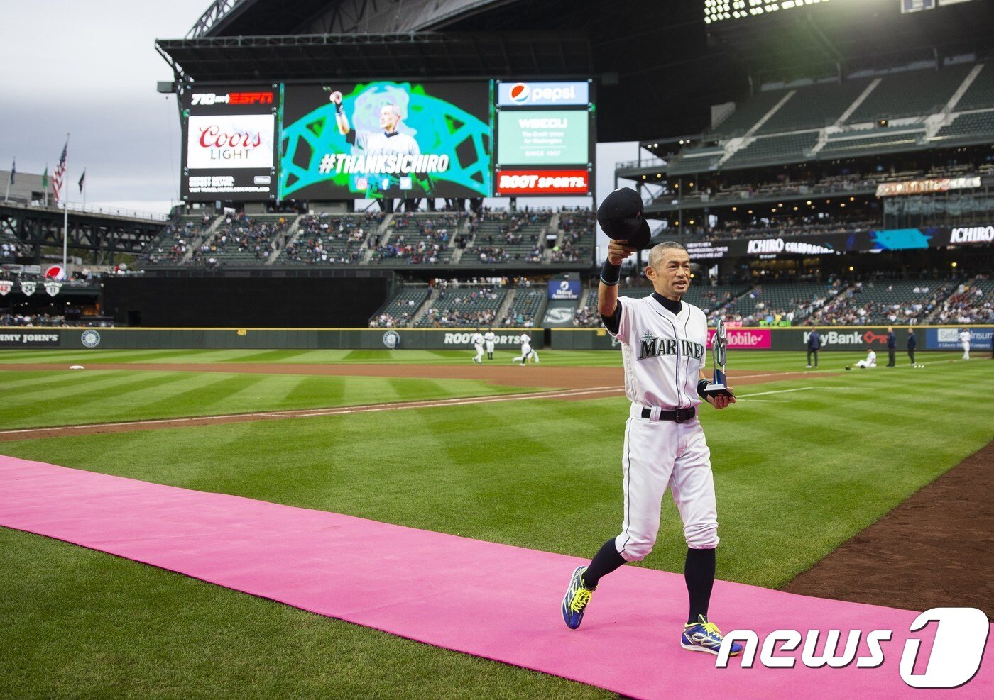 본문 이미지 - 스즈키 이치로(46)가 15일(한국시간) 미국 워싱턴주 시애틀 T-모바일파크에서 열린 시애틀 매리너스와 시카고 화이트삭스의 경기를 앞두고 은퇴 세리머니를 가졌다.ⓒ AFP=뉴스1