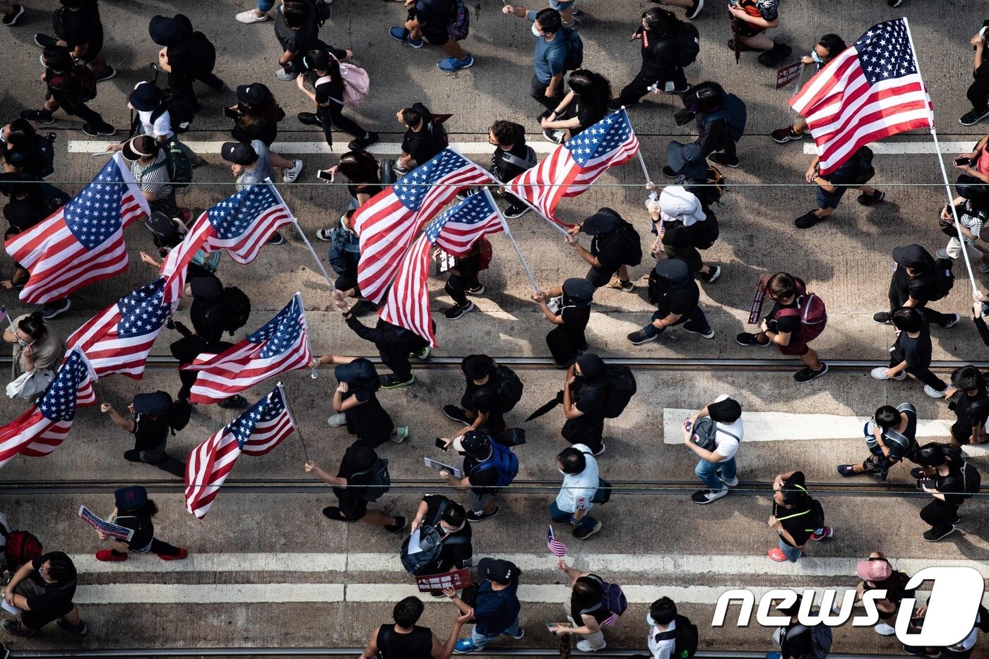 본문 이미지 - 지난 15일 홍콩인들이 오성홍기가 아니라 성조기를 들고 가두행진을 벌이고 있다. ⓒ AFP=뉴스1 ⓒ News1 우동명 기자