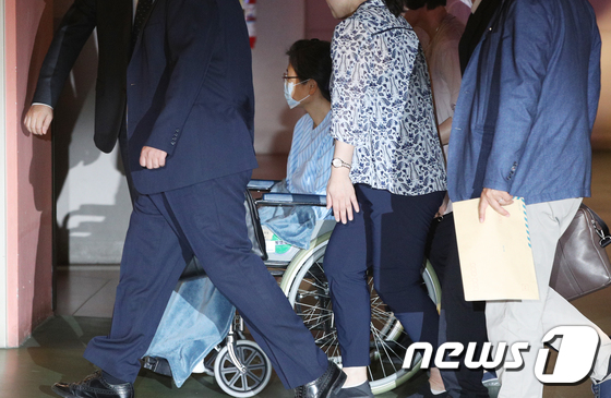 휠체어 탄 박근혜 전 대통령