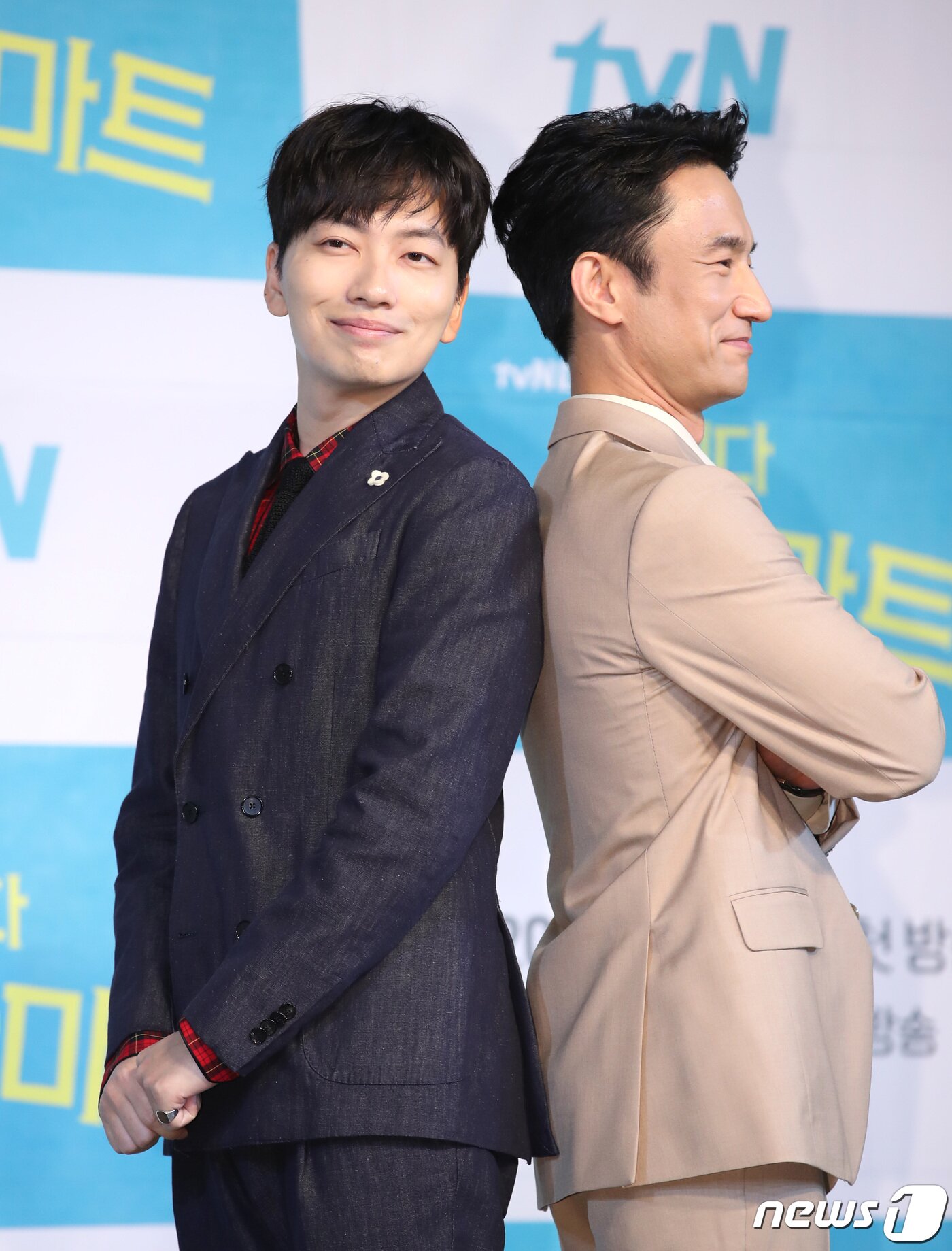 본문 이미지 - 배우 김병철, 이동휘(왼쪽)가 16일 오전 서울 베스트웨스턴프리미어서울가든호텔에서 열린 tvN '쌉니다 천리마마트' 제작발표회에 참석해 포즈를 취하고 있다. '쌉니다 천리마마트'는 저품격 무사태평 천리마마트를 기사회생시키려는 엘리트 점장 문석구(이동휘 분)와 마트를 말아먹으려는 휴먼 불도저 사장 정복동(김병철 분)이 주인공인 코믹 드라마이다. 2019.9.16/뉴스1 ⓒ News1 권현진 기자