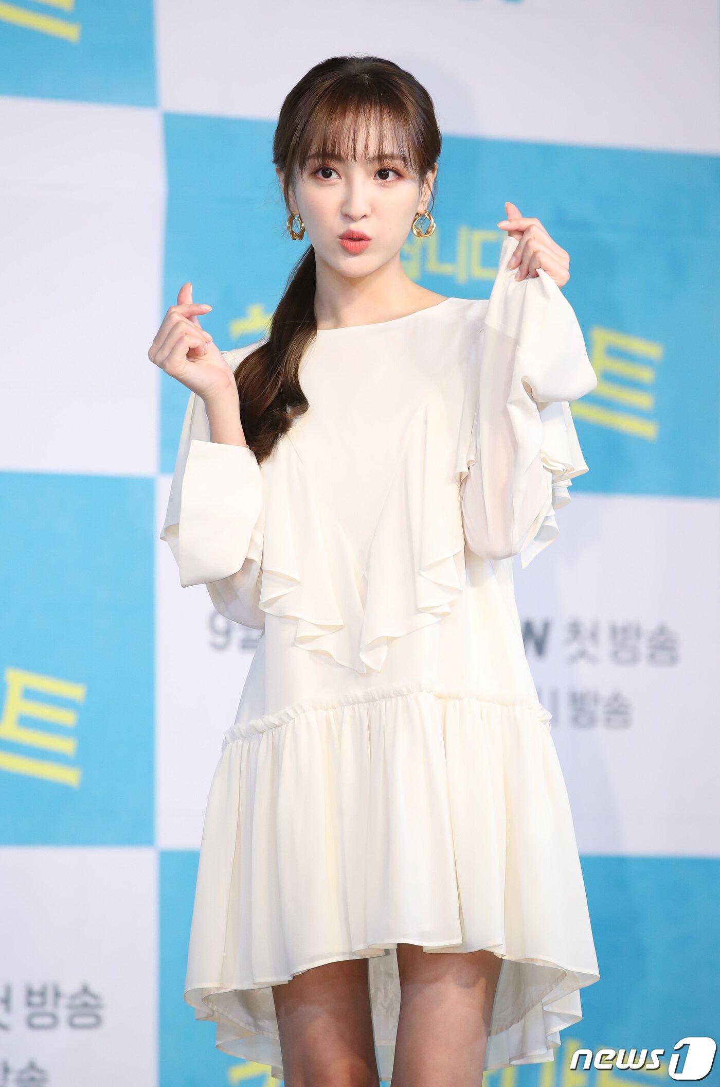 본문 이미지 - 배우 정혜성이 16일 오전 서울 베스트웨스턴프리미어서울가든호텔에서 열린 tvN '쌉니다 천리마마트' 제작발표회에 참석해 포즈를 취하고 있다. '쌉니다 천리마마트'는 저품격 무사태평 천리마마트를 기사회생시키려는 엘리트 점장 문석구(이동휘 분)와 마트를 말아먹으려는 휴먼 불도저 사장 정복동(김병철 분)이 주인공인 코믹 드라마이다. 2019.9.16/뉴스1 ⓒ News1 권현진 기자