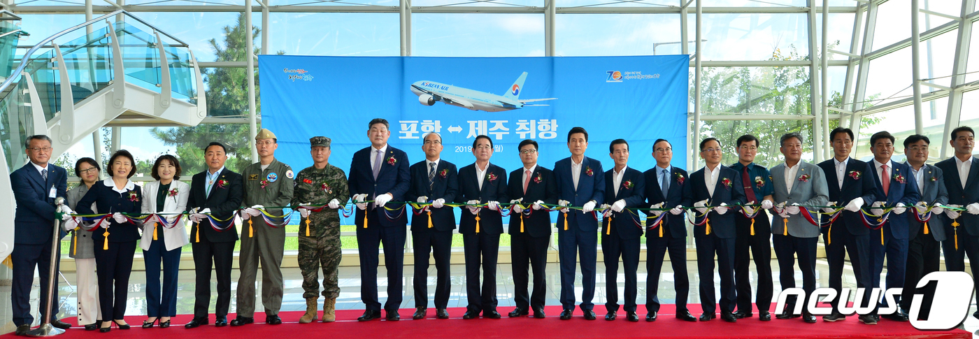 (포항=뉴스1) 최창호 기자 = 16일 오후 경북 포항시 남구 포항공항에서 열린 포항~제주 노선 취항 기념식에서 이강덕 시장, 서재원 포항시의장, 박명재 자유한국당(포항남울릉)의원 …