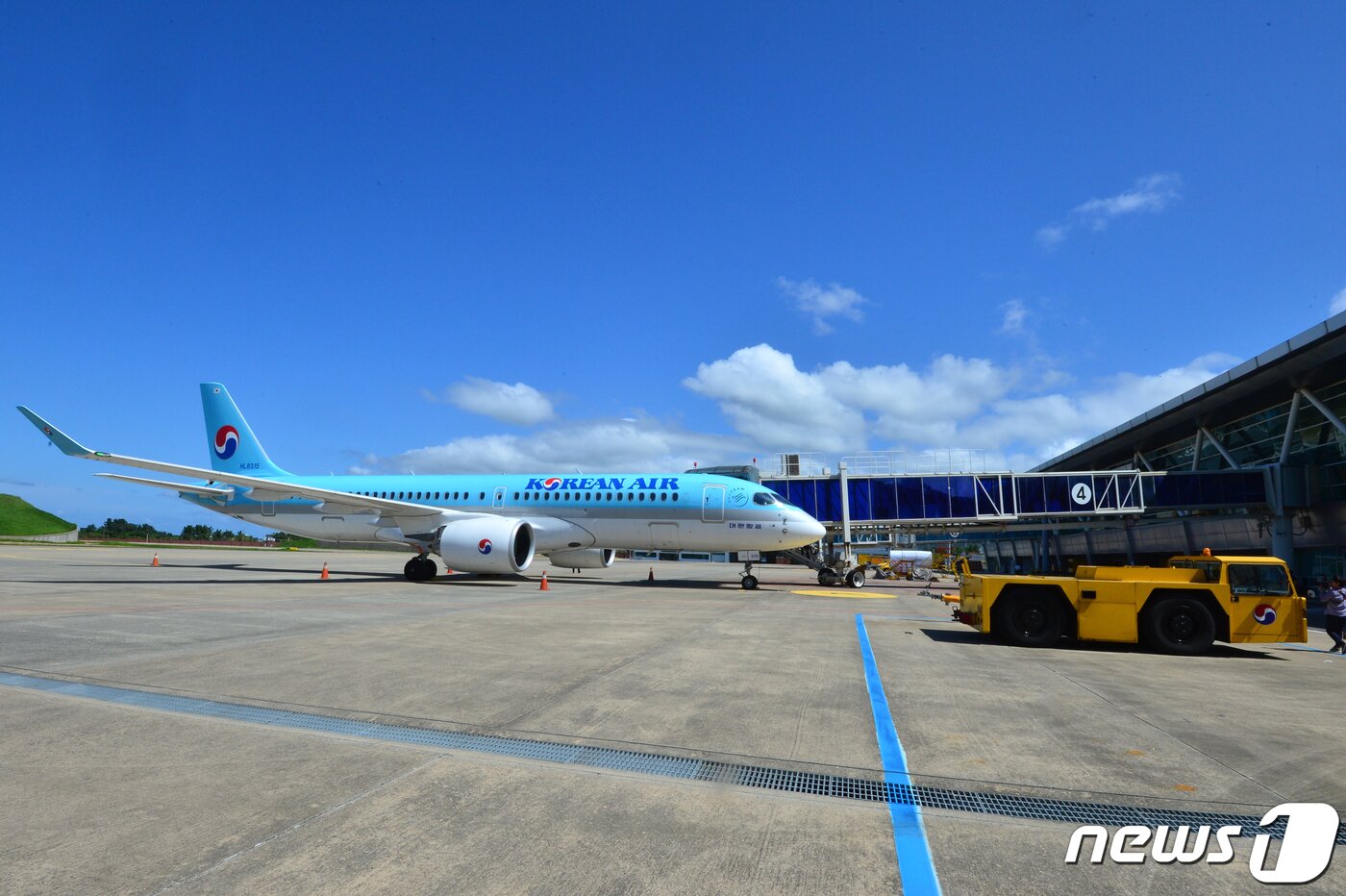 본문 이미지 - 16일 대한항공이 경북 포항~제주 노선에 첫 취항했다. 포항발 첫 항공기가 포항공항에서 이륙을 준비하고 있다. 대한항공은 포항~제주 노선을 하루 1차례 왕복 운항한다. 2019.9.16/뉴스1 ⓒ News1 최창호 기자