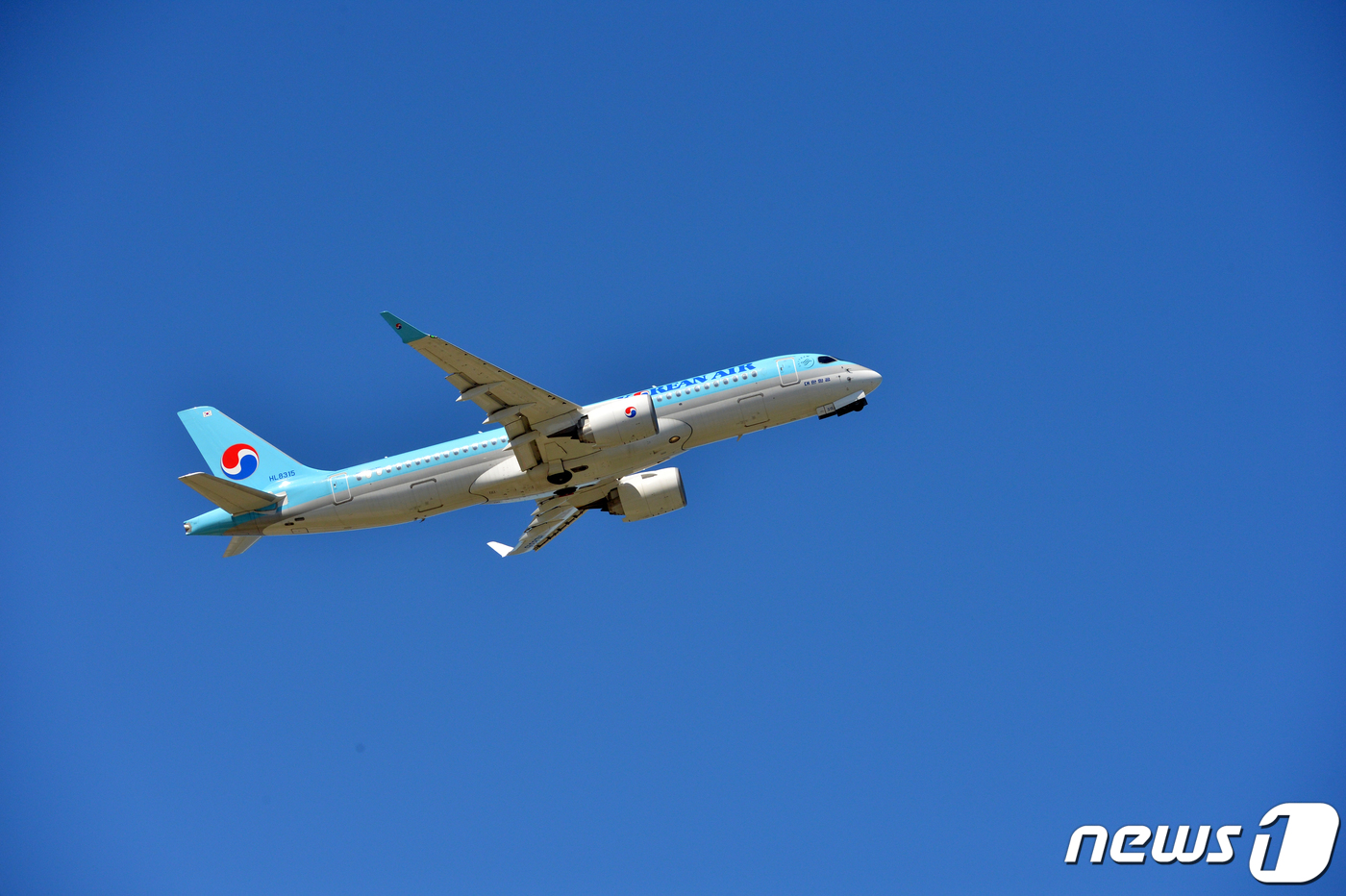 (포항=뉴스1) 최창호 기자 = 16일 오후 경북 포항시 남구 포항공항 활주로에서 이륙한 제주행 대한항공 비행기가 푸른 가을하늘 속으로 날아가고 있다. 이날 첫 취항한 대한항공은 …