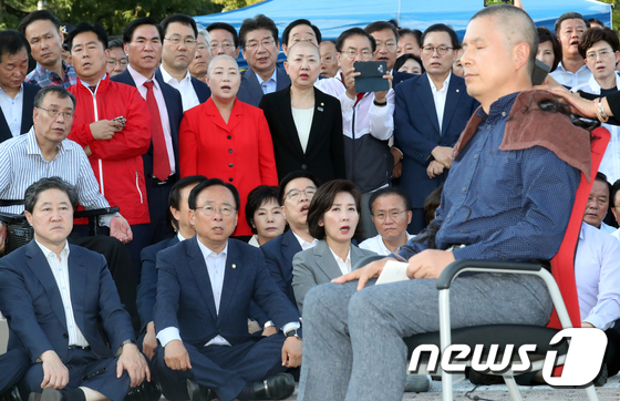 황교안 대표 바라본는 한국당 의원들