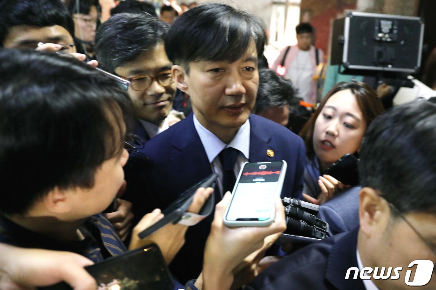 본문 이미지 - 조국 법무부 장관이 17일 서울 여의도 국회에서 이해찬 더불어민주당 대표를 예방하기 위해 이동하고 있다. 2019.9.17/뉴스1 ⓒ News1 임세영 기자