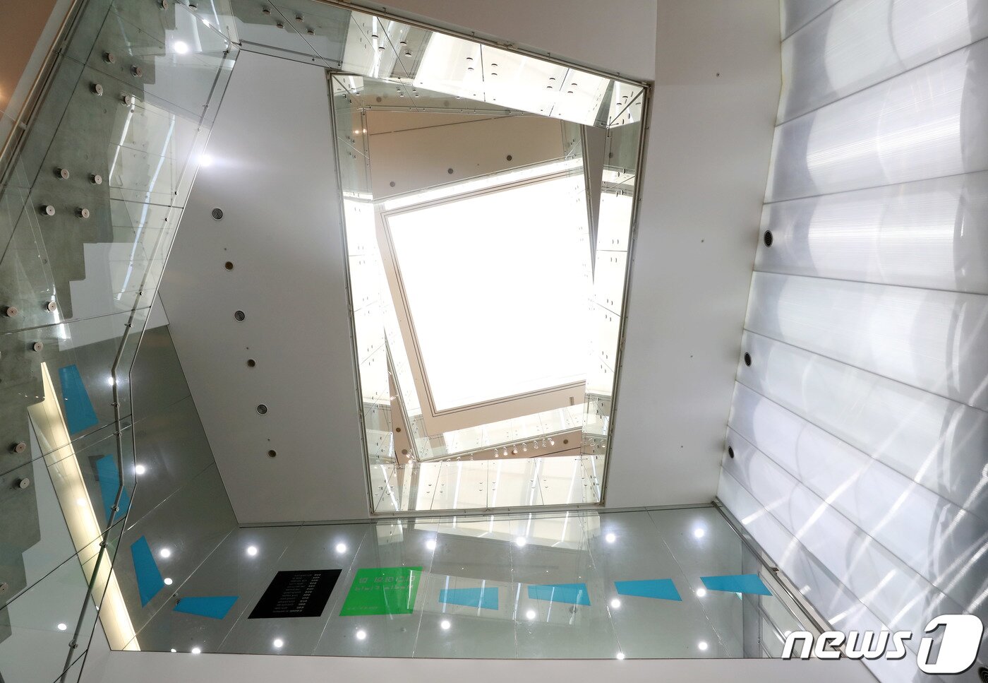 본문 이미지 - 서울대학교 미술관 지하에서 바라본 천장./뉴스1 ⓒ News1 이동해 기자