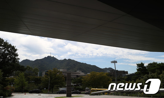 서울대학교 미술관 캔틸레버 아래에서 바라본 관악산./뉴스1 © News1 이동해 기자