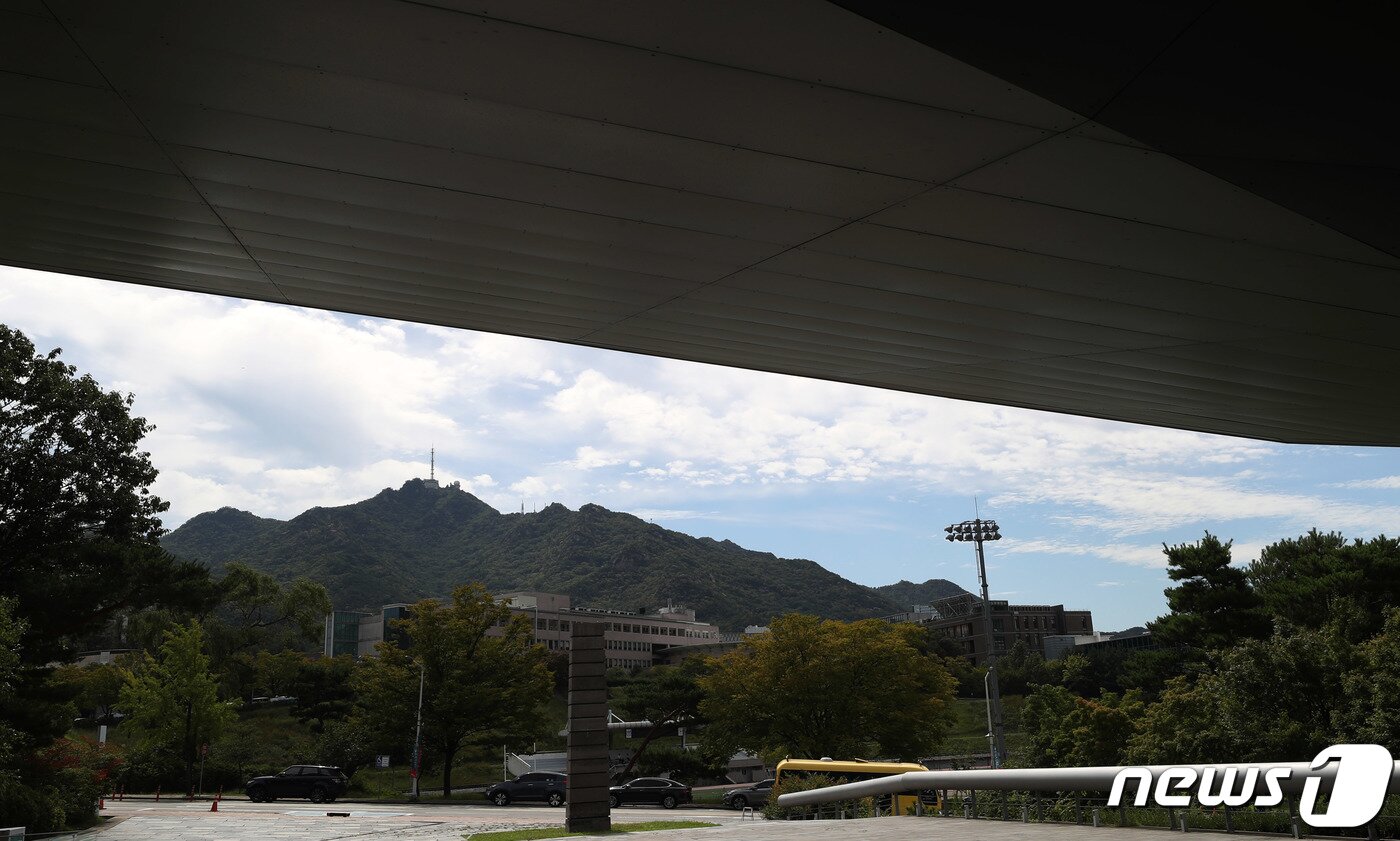 본문 이미지 - 서울대학교 미술관 캔틸레버 아래에서 바라본 관악산./뉴스1 ⓒ News1 이동해 기자