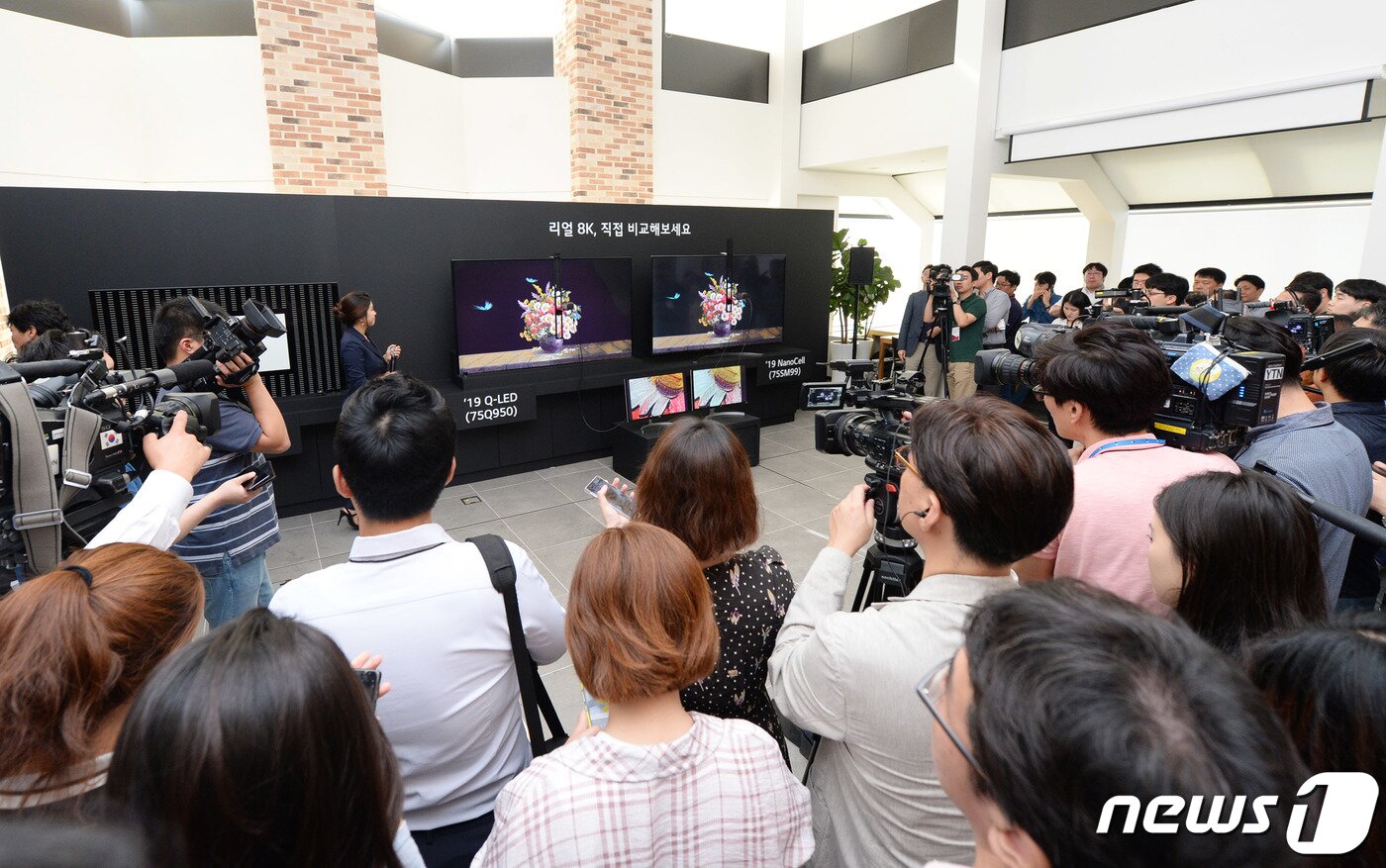 본문 이미지 - 17일 서울 여의도 LG트윈타워에서 열린 LG전자 디스플레이 기술설명회에 참석한 취재진이 8K TV 제품들의 해상도를 비교하고 있다. (LG전자 제공) 2019.9.17/뉴스1