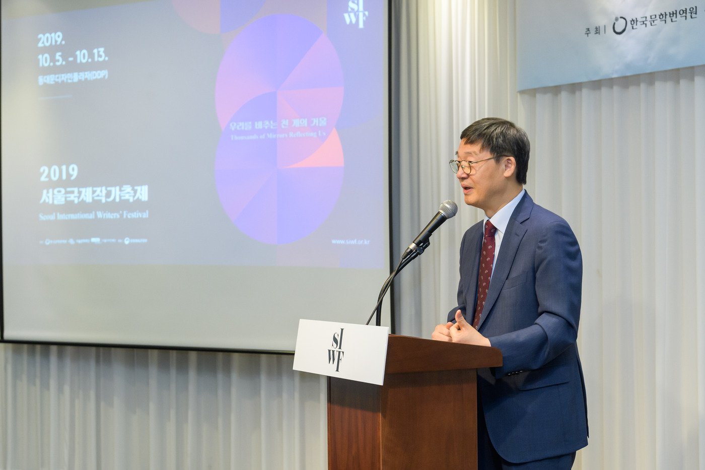 김사인 한국문학번역원장이 17일 서울 한 식당에서 열린 간담회에서 &#39;서울국제작가축제&#39;에 대해 소개하고 있다.&#40;한국문학번역원 제공&#41;ⓒ 뉴스1