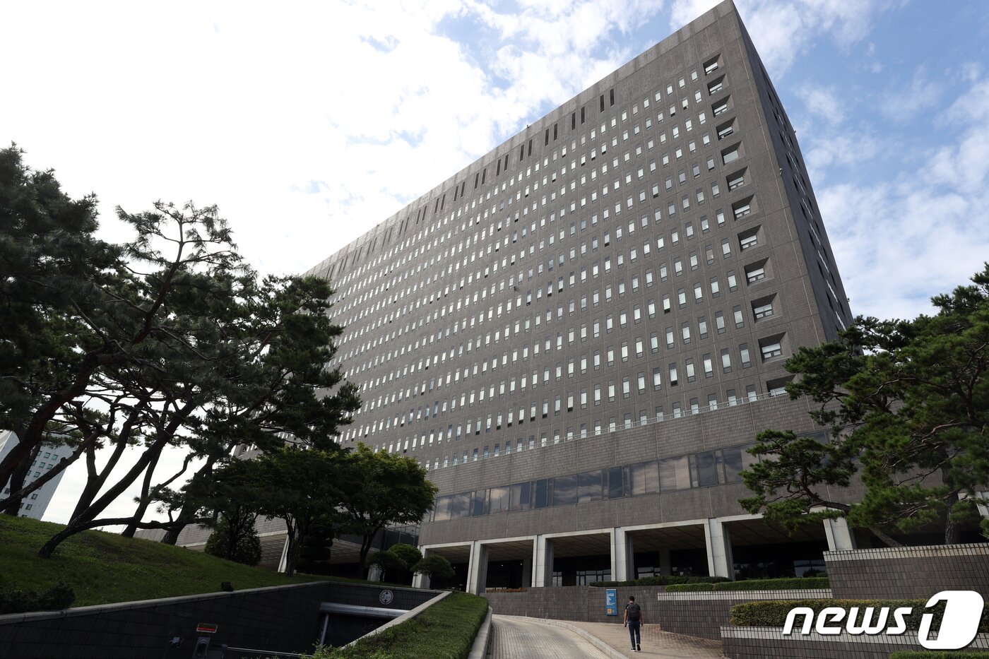 본문 이미지 - 17일 검찰이 조국 법무부 장관의 배우자 정경심 동양대 교수에 대한 공소장을 기소 11일 만에 공개했다. 이날 검찰이 국회에 공개한 공소장에 따르면 정 교수가 자신의 사무실에서 표창장을 만들고 총장 직인을 임의로 날인했다고 적시했다. 사진은 이날 서울중앙지방검찰청의 모습. 2019.9.17/뉴스1 ⓒ News1 황기선 기자