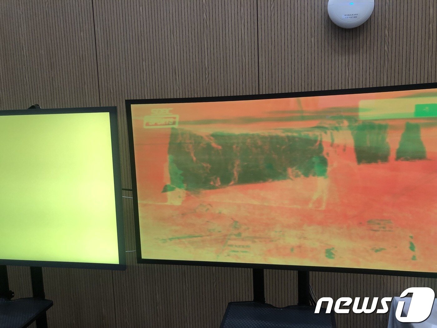 본문 이미지 - 삼성전자가 17일 개최한 '8K TV 기술설명회' 자리에서 전시된 LG전자의 올레드(OLED) TV에 화면 잔상이 남는 번인 현상이 나타나있다. 2019.9.17/뉴스1 ⓒ 뉴스1 주성호 기자
