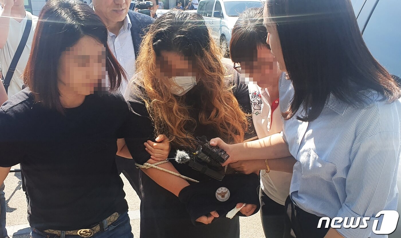 본문 이미지 - 함께 살던 지적장애 여성을 살해 뒤 야산에 암매장한 피의자가 18일 오후 전주지법 군산지원에서 열린 영장실질심사를 받은 뒤 군산경찰서로 들어오고 있다.2019.9.18/뉴스1 ⓒ News1 박슬용 기자