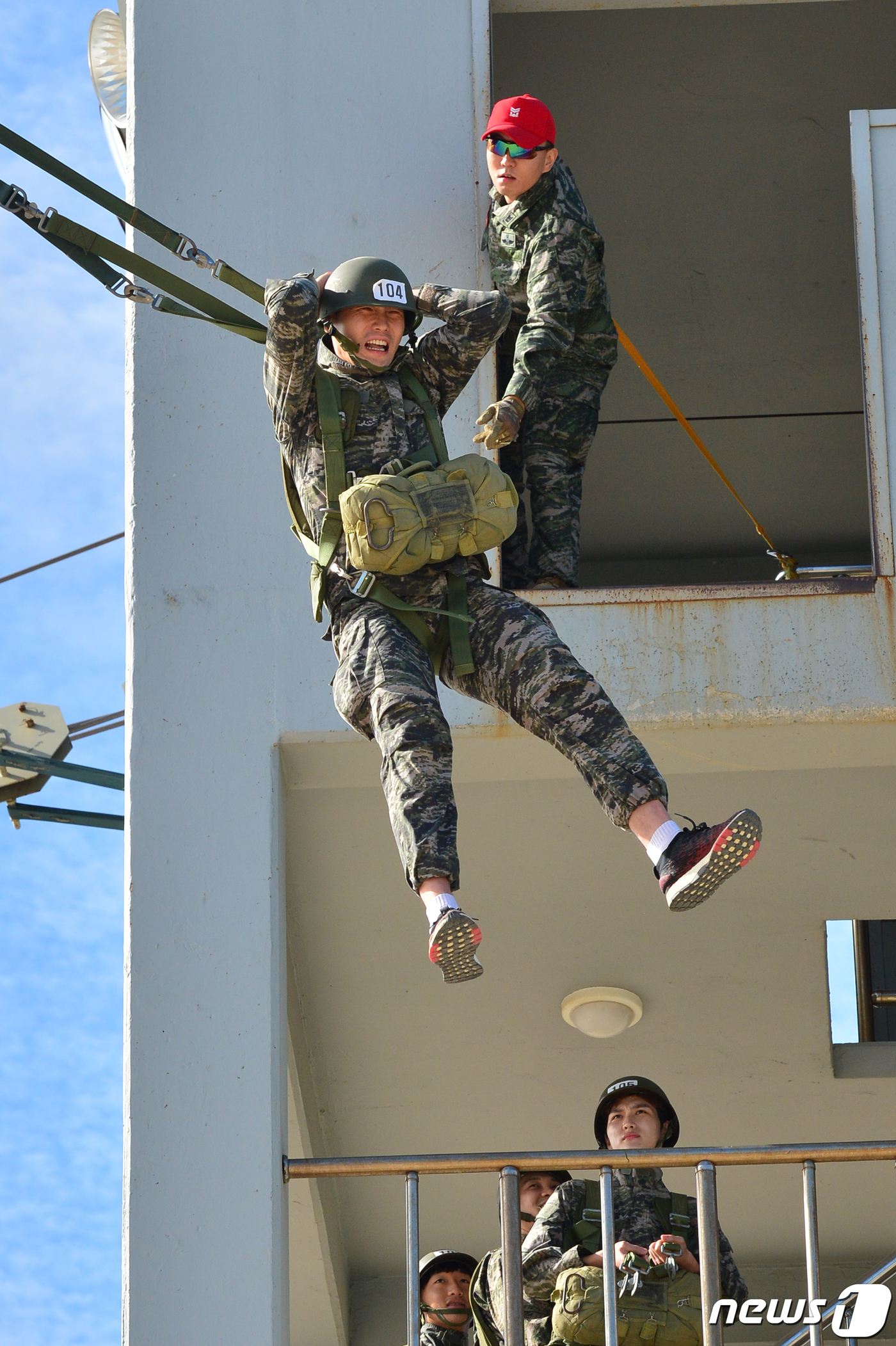 (포항=뉴스1) 최창호 기자 = 대한민국 국가대표 펜싱 남·여 선수들이 18일 오후 해병대 1시단에서 공수기초훈련을 받고 있다. 대표선수들은 2020도쿄 올림픽을 앞두고 강인한 해 …
