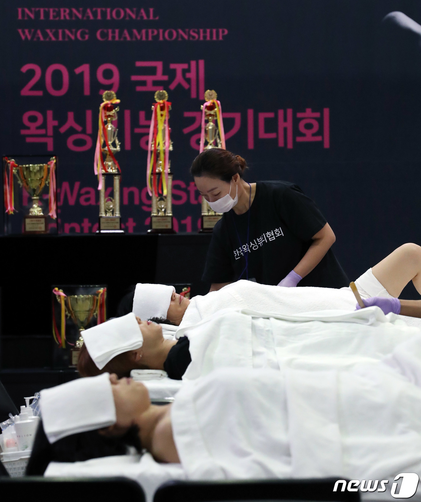 (서울=뉴스1) 이동해 기자 = 18일 서울 강남구 코엑스에서 열린 2019 인터참 뷰티 엑스포 코리아 부스에서 국제 왁싱 기능 경기대회가 열렸다. 사진은 대회에 참가한 선수가 왁 …