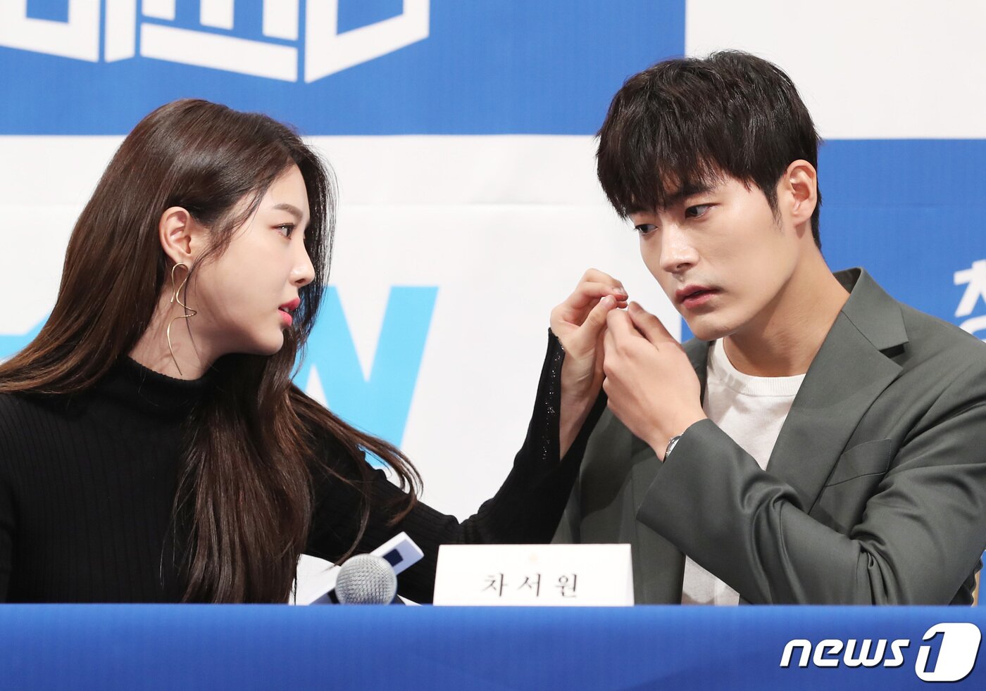 본문 이미지 - 배우 엄현경&#40;왼쪽&#41;이 18일 서울 임피리얼팰리스에서 열린 tvN 새 수목드라마 ‘청일전자 미쓰리’ 제작발표회에 참석해 차서원의 매무새를 고쳐주고 있다. ‘청일전자 미쓰리’는 위기의 중소기업 ‘청일전자’ 직원들이 삶을 버텨내며 함께 성장하는 과정을 그린 휴먼 오피스 드라마다. 2019.9.18/뉴스1 ⓒ News1 권현진 기자
