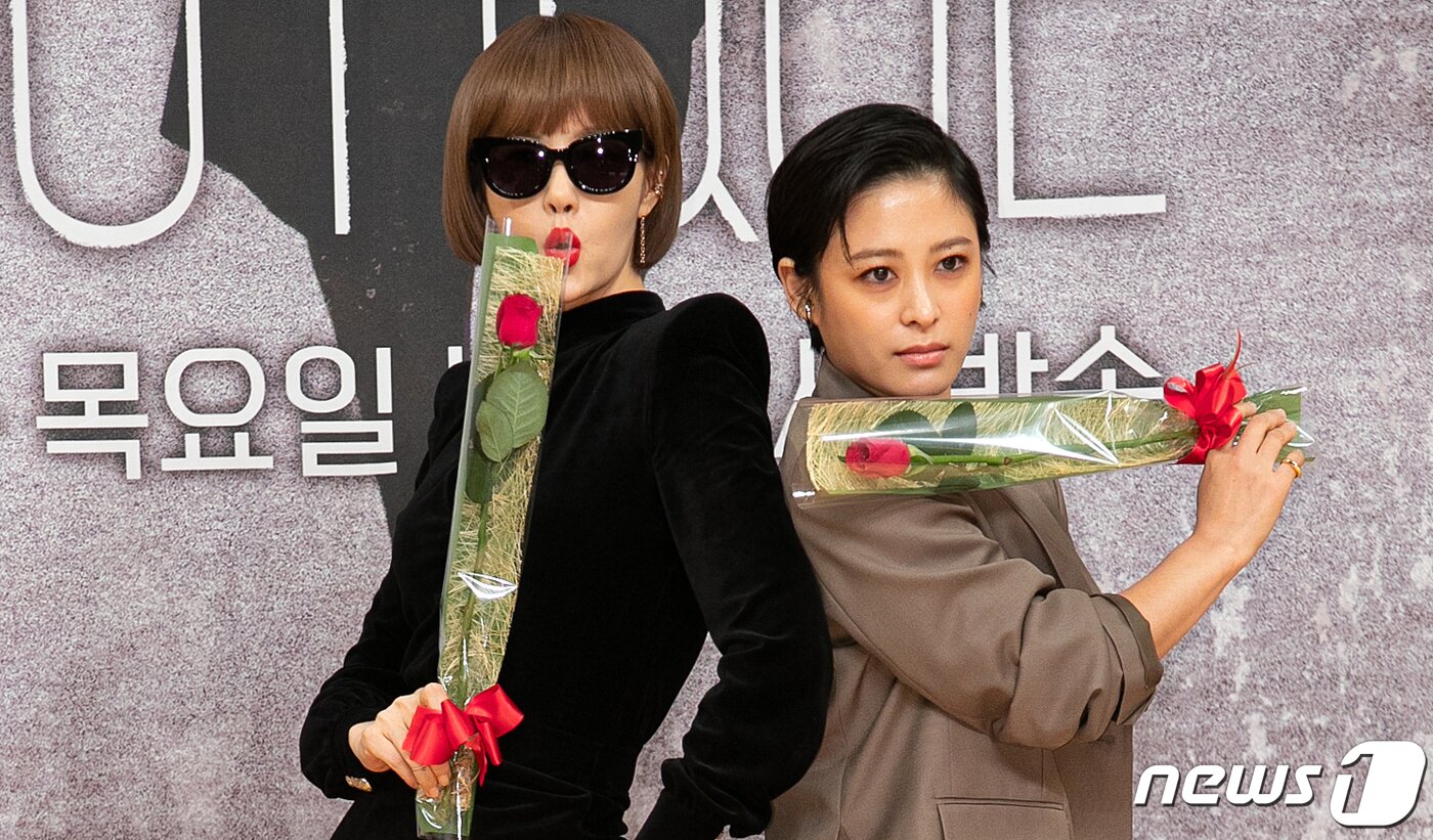 본문 이미지 - 배우 김선아, 박희본이 18일 오후 서울 양천구 목동 SBS에서 열린 SBS 수목드라마 '시크릿 부티크' 제작발표회에 참석해 포즈를 취하고 있다. 이날 처음 방송되는 SBS 새 수목드라마 '시크릿 부티크'는 재벌기업 데오가(家)의 총수 자리, 국제도시개발 게이트를 둘러싼 독한 여자들의 파워 게임을 담은 '레이디스 누아르' 드라마이다. 2019.9.18/뉴스1 ⓒ News1 이승배 기자