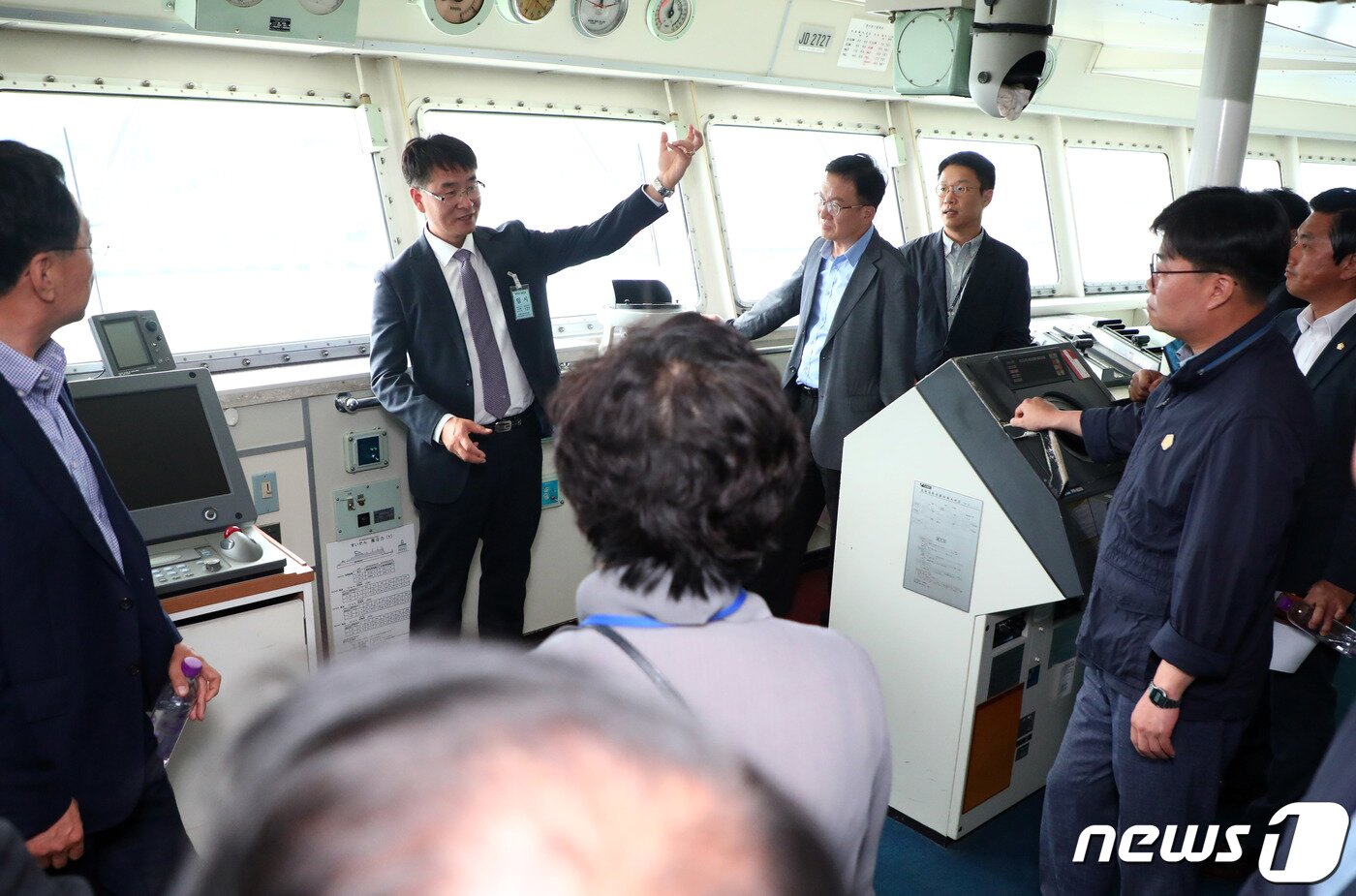 본문 이미지 - 18일 강원도 속초항에 정박한 ‘한창강원호’에서 ㈜한창 관계자가 선상투어 참석자들을 대상으로 브리핑하고 있다. 2019.9.18/뉴스1 ⓒ News1 고재교 기자