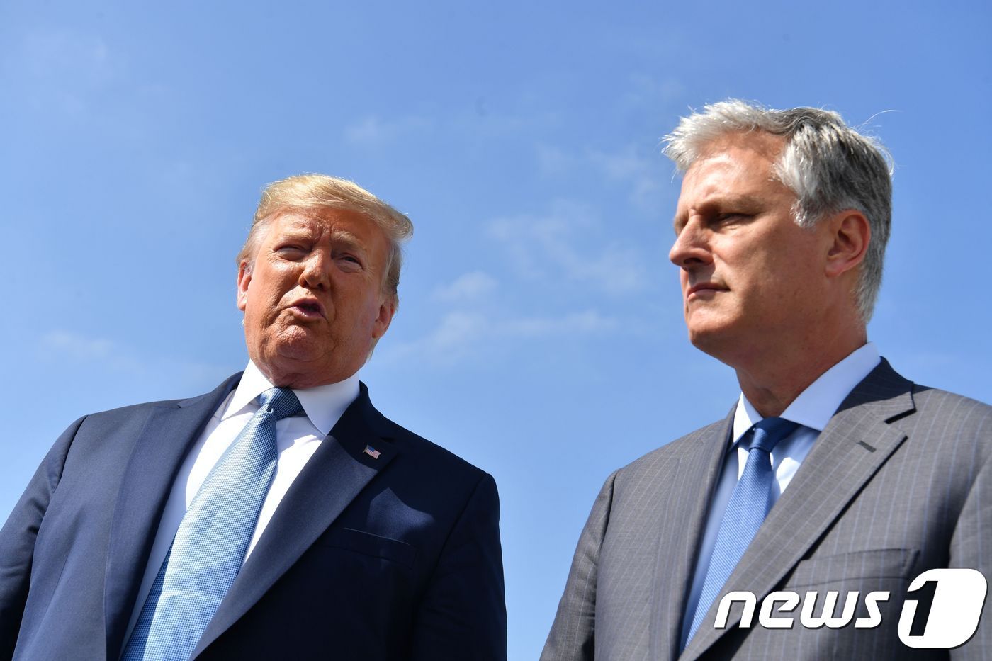 본문 이미지 - 도널드 트럼프 전 미국 대통령(좌)과 로버트 오브라이언 전 백악관 국가안보보좌관. ⓒ AFP=뉴스1 ⓒ News1 우동명 기자