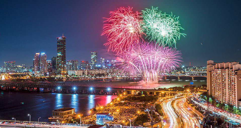 본문 이미지 - 지난 2018년 '한화와 함께하는 서울세계불꽃축제' 모습(한화 제공) ⓒ 뉴스1